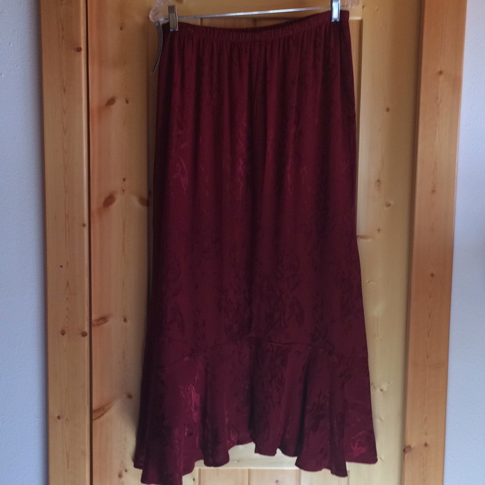 Ladies wine red embossed skirt sz large
